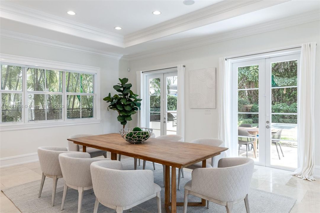 Недавно продано: $3,895,000 (6 спален, 6 ванн, 4833 Квадратных фут)