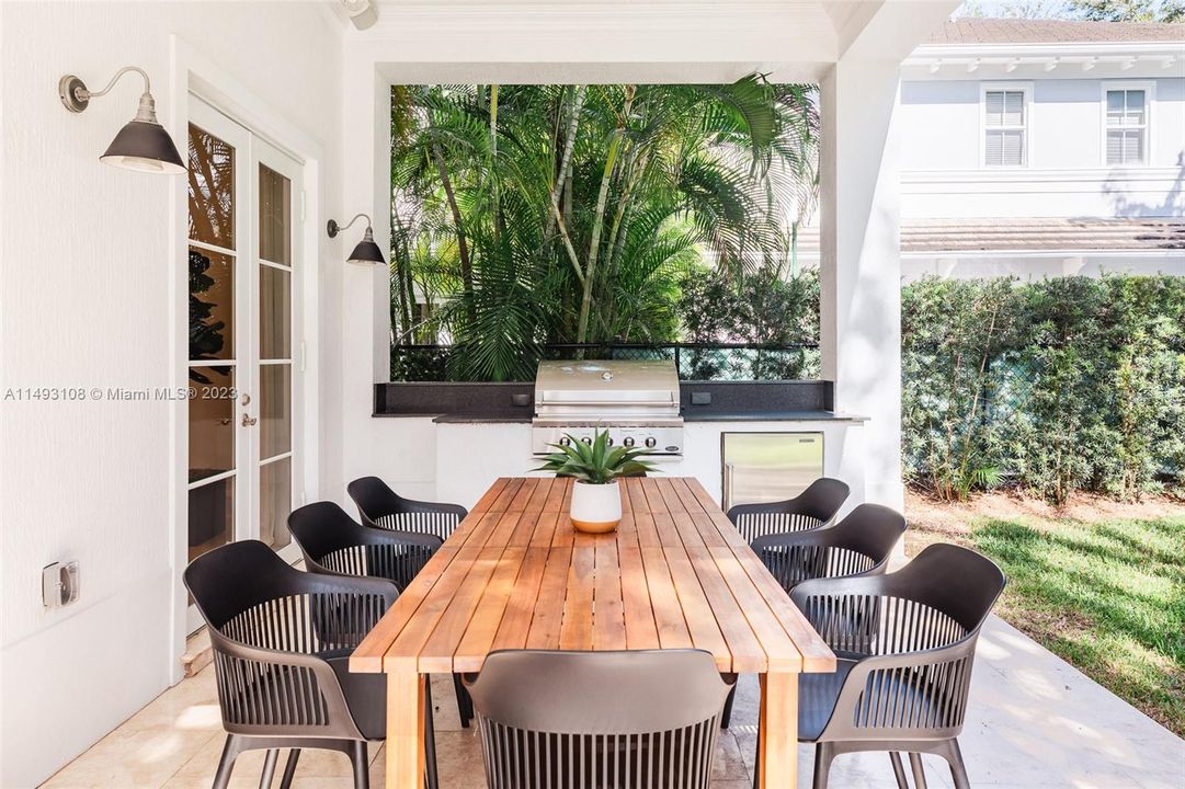 Недавно продано: $3,895,000 (6 спален, 6 ванн, 4833 Квадратных фут)