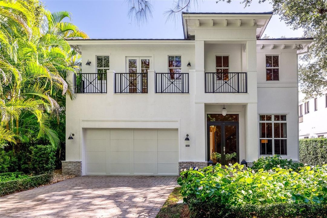 Недавно продано: $3,895,000 (6 спален, 6 ванн, 4833 Квадратных фут)