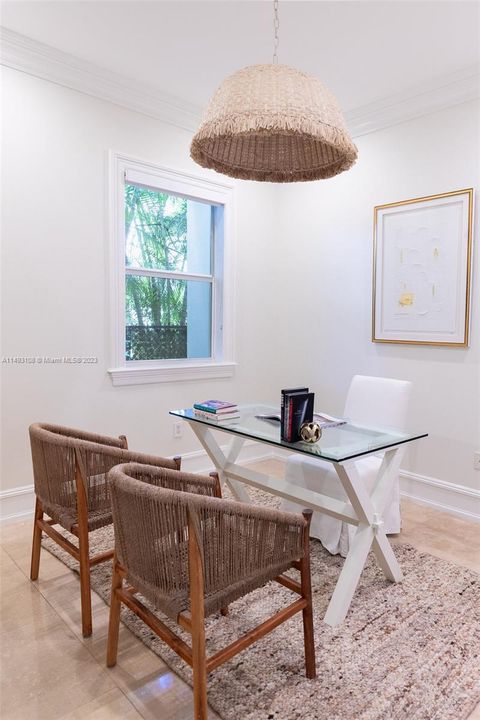 Недавно продано: $3,895,000 (6 спален, 6 ванн, 4833 Квадратных фут)