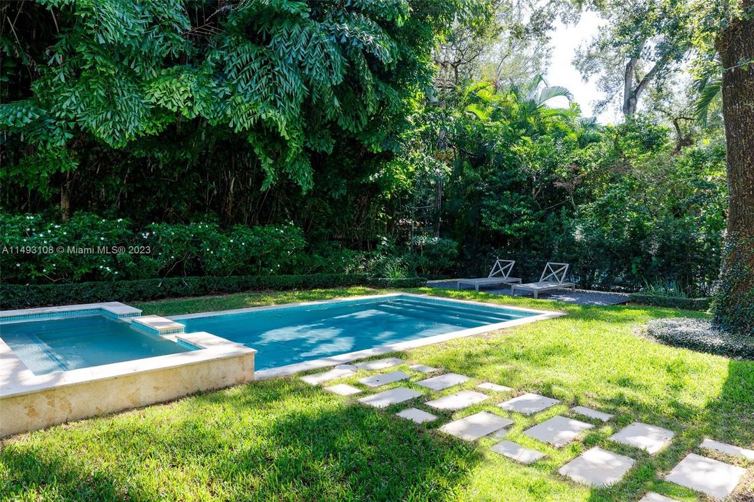 Недавно продано: $3,895,000 (6 спален, 6 ванн, 4833 Квадратных фут)