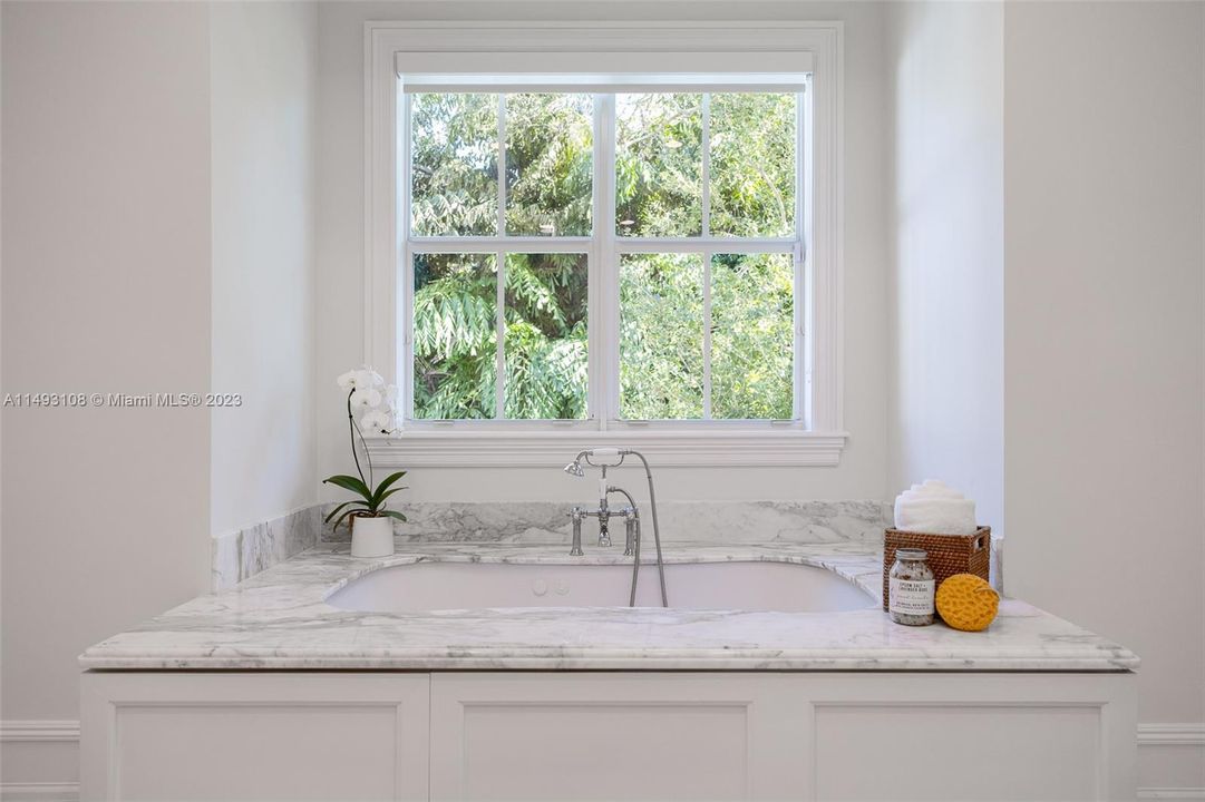 Недавно продано: $3,895,000 (6 спален, 6 ванн, 4833 Квадратных фут)