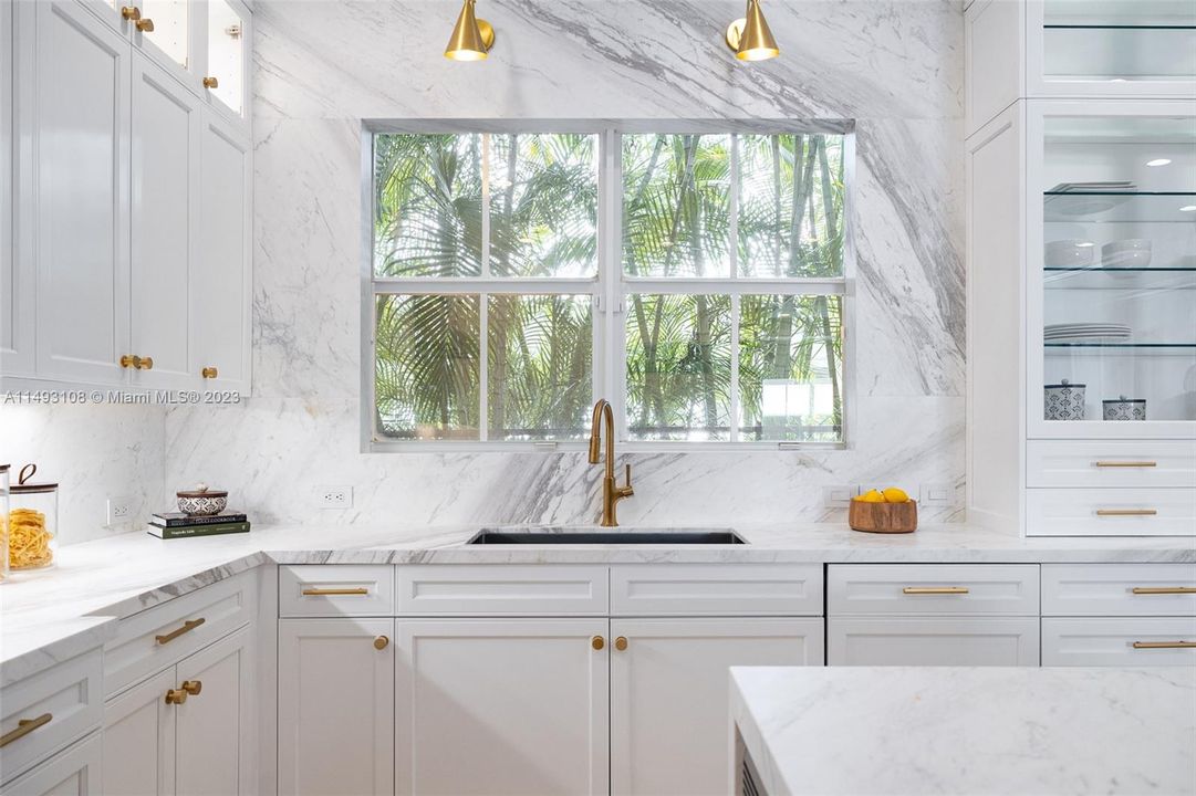 Недавно продано: $3,895,000 (6 спален, 6 ванн, 4833 Квадратных фут)