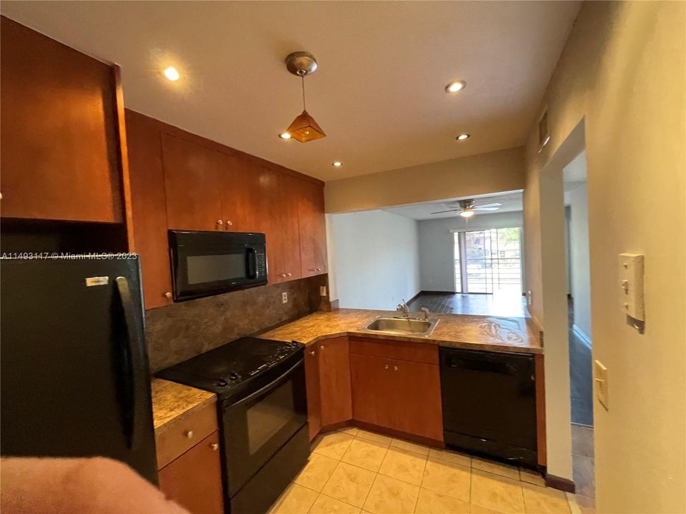 最近租的: $2,000 (2 贝兹, 2 浴室, 970 平方英尺)