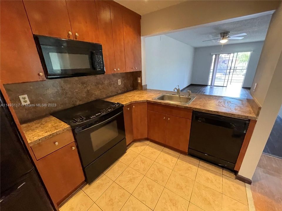 最近租的: $2,000 (2 贝兹, 2 浴室, 970 平方英尺)