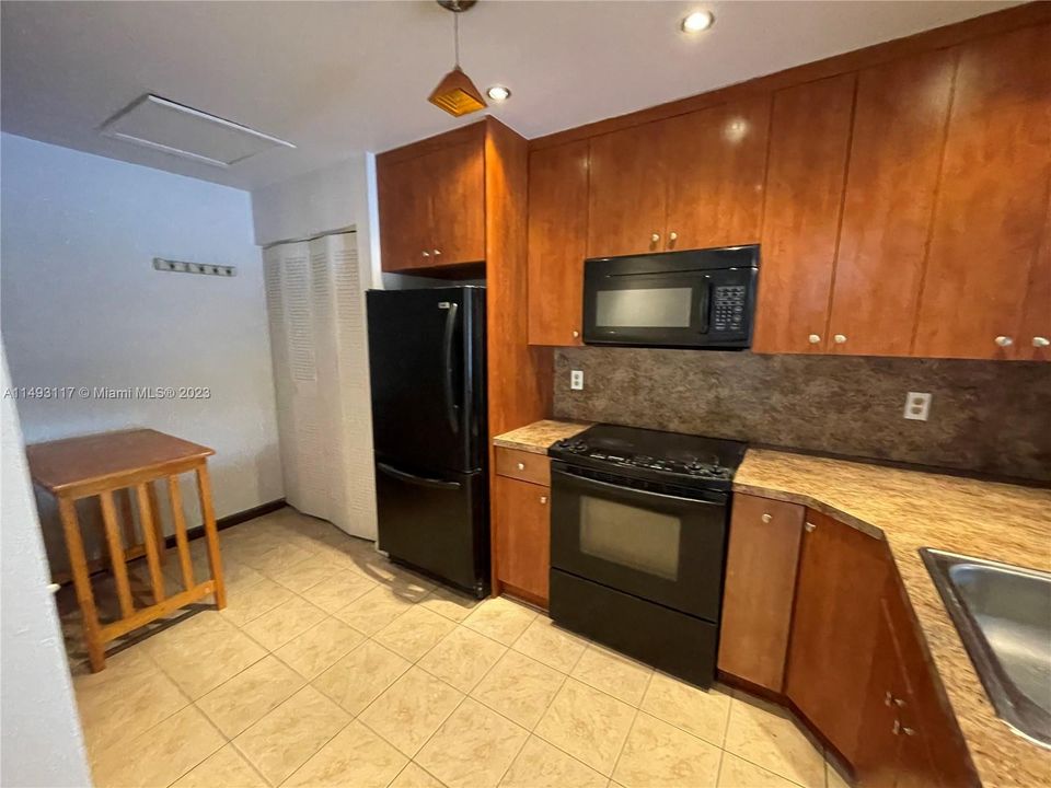 最近租的: $2,000 (2 贝兹, 2 浴室, 970 平方英尺)