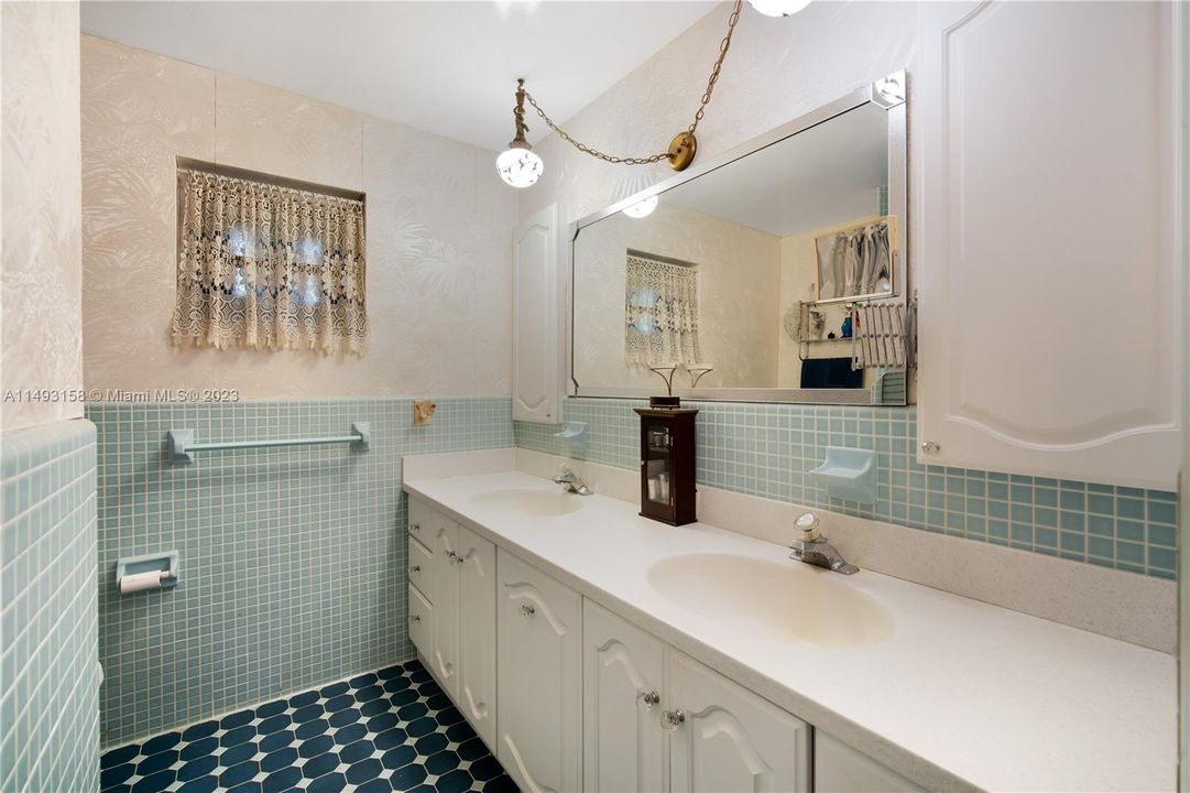 Recently Sold: $749,900 (4 beds, 2 baths, 2983 Square Feet)