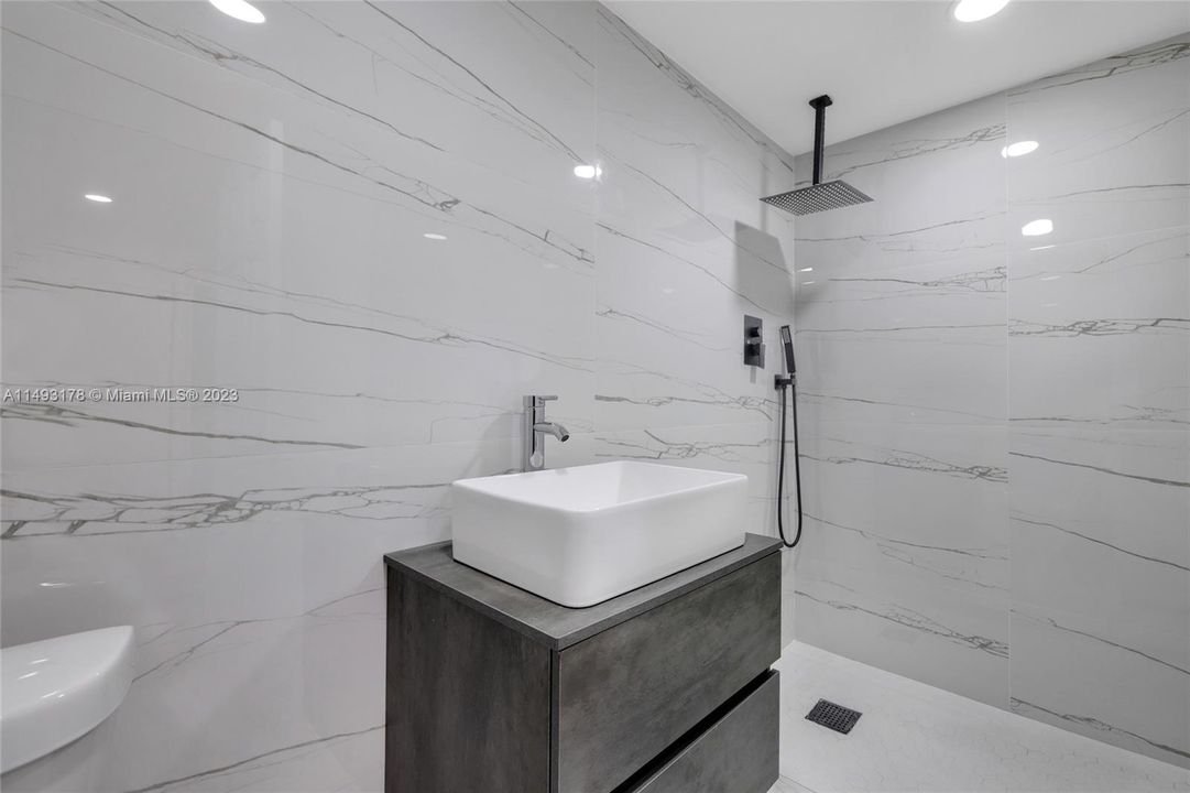 Recently Sold: $760,000 (4 beds, 3 baths, 1282 Square Feet)