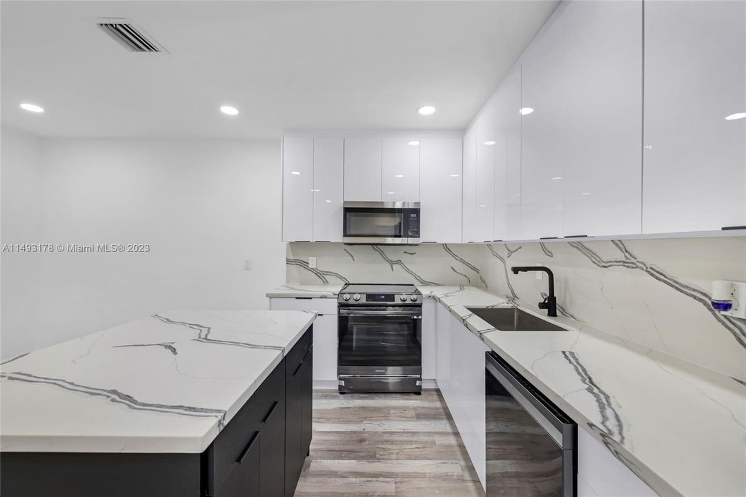 Recently Sold: $760,000 (4 beds, 3 baths, 1282 Square Feet)