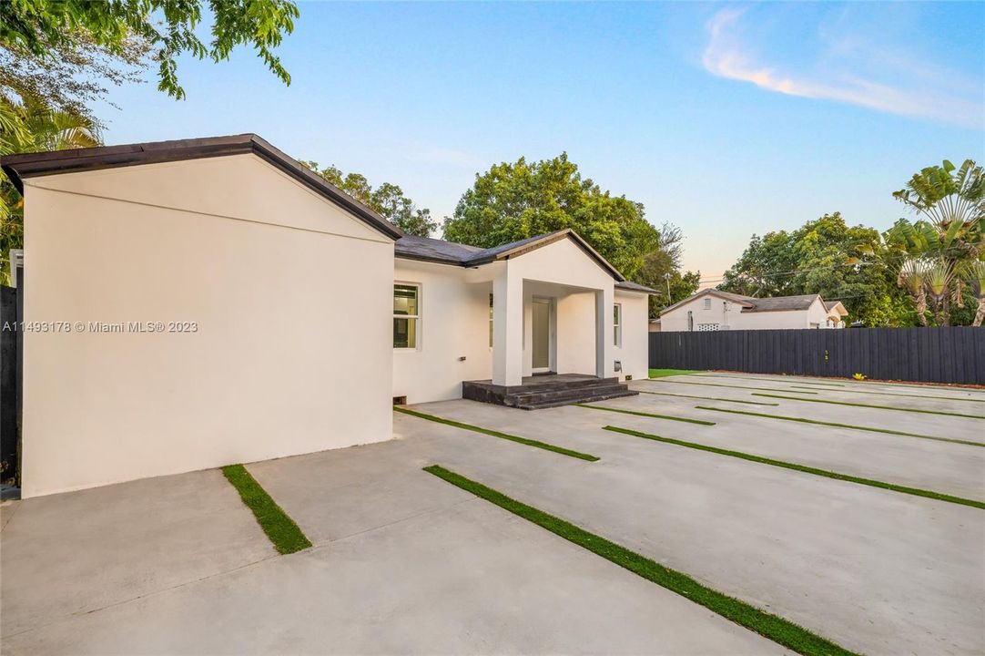 Recently Sold: $760,000 (4 beds, 3 baths, 1282 Square Feet)