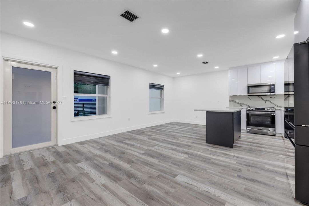 Recently Sold: $760,000 (4 beds, 3 baths, 1282 Square Feet)