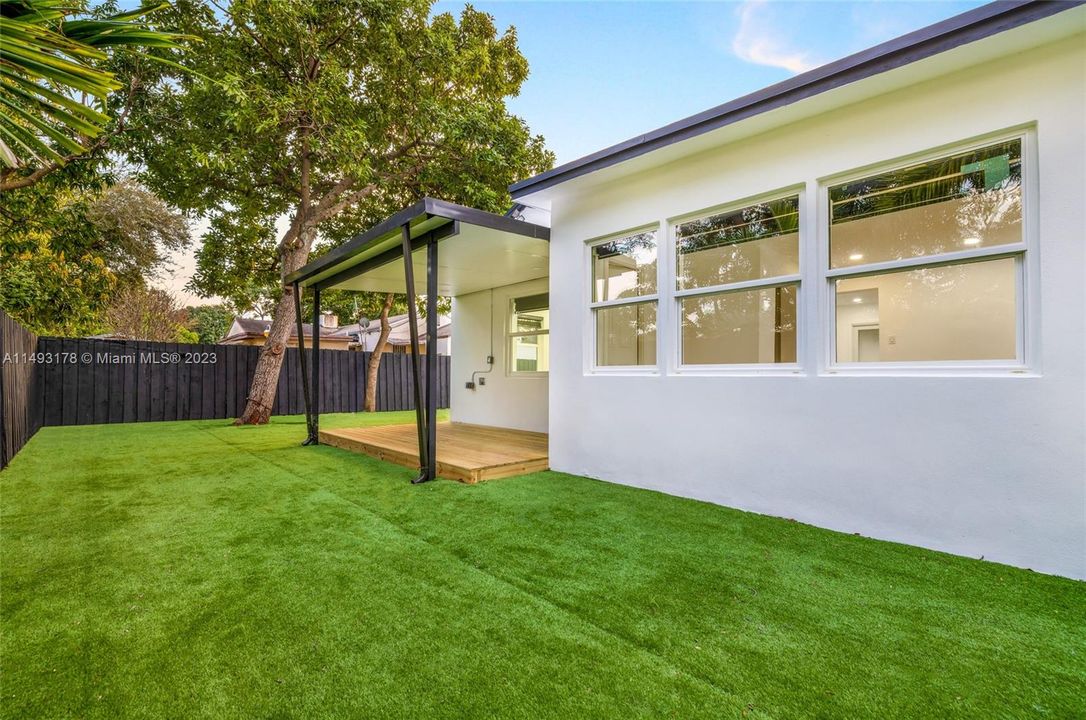 Recently Sold: $760,000 (4 beds, 3 baths, 1282 Square Feet)