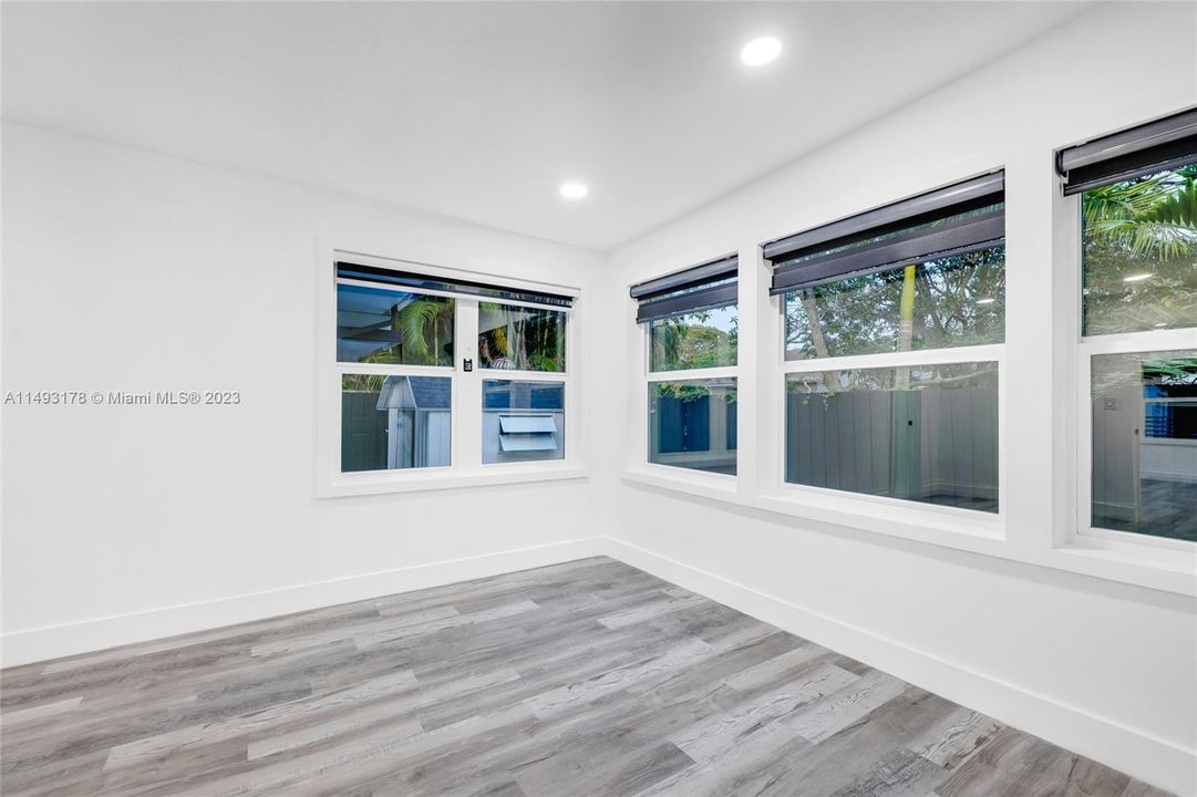 Recently Sold: $760,000 (4 beds, 3 baths, 1282 Square Feet)