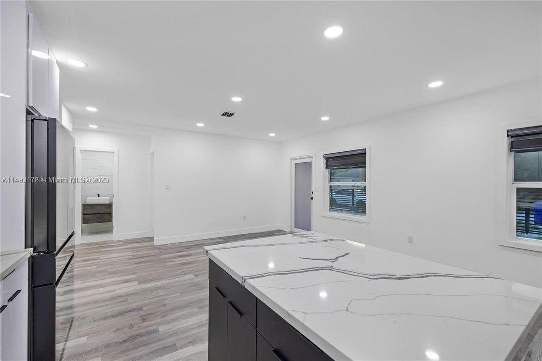 Recently Sold: $760,000 (4 beds, 3 baths, 1282 Square Feet)