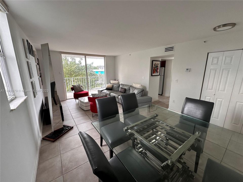 最近售出: $320,000 (1 贝兹, 1 浴室, 775 平方英尺)