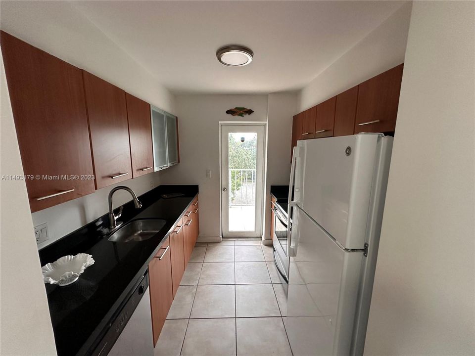 最近售出: $320,000 (1 贝兹, 1 浴室, 775 平方英尺)