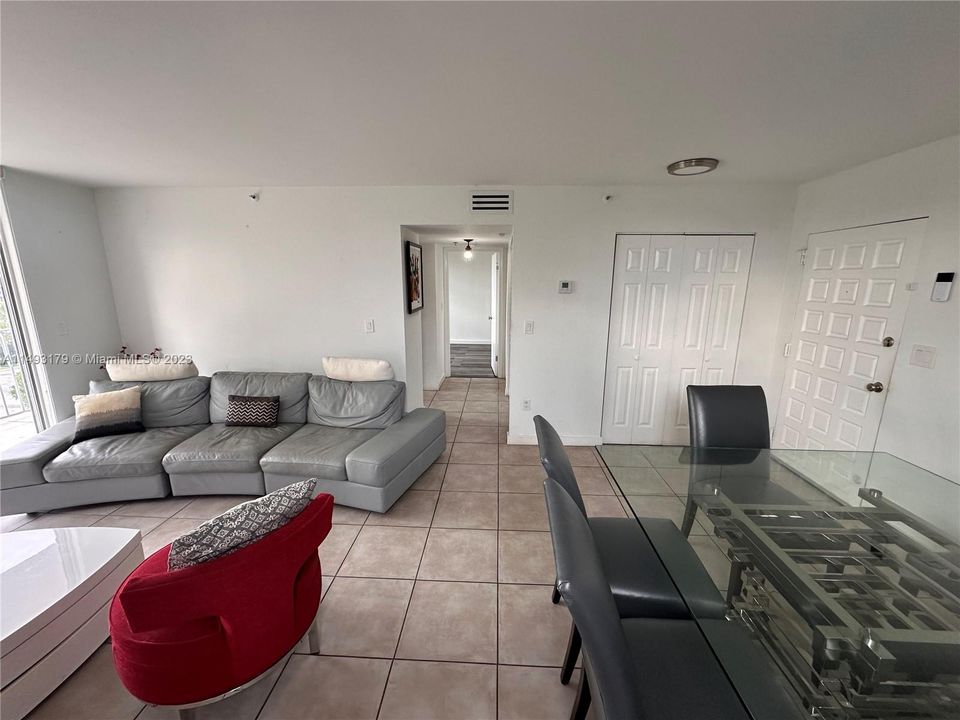 最近售出: $320,000 (1 贝兹, 1 浴室, 775 平方英尺)