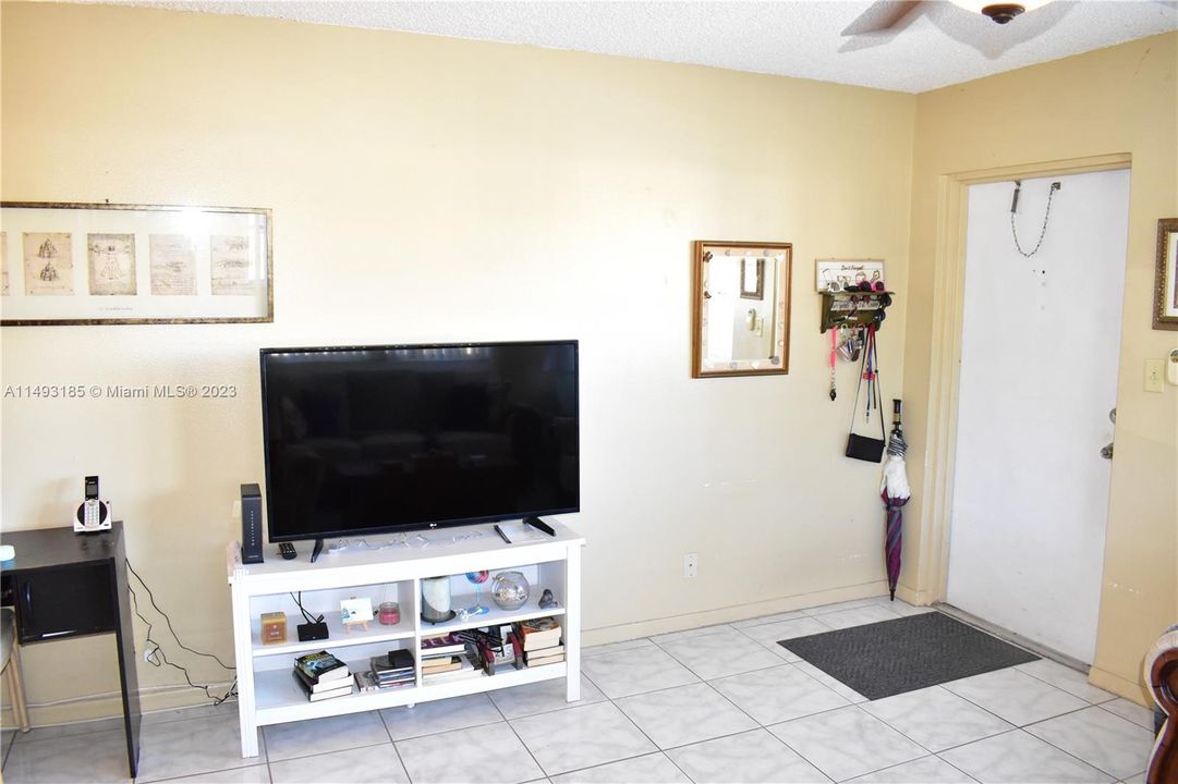 For Sale: $99,900 (1 beds, 1 baths, 590 Square Feet)