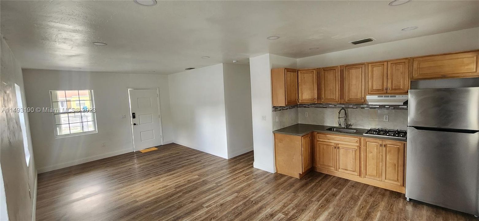 Recently Sold: $420,000 (3 beds, 1 baths, 936 Square Feet)