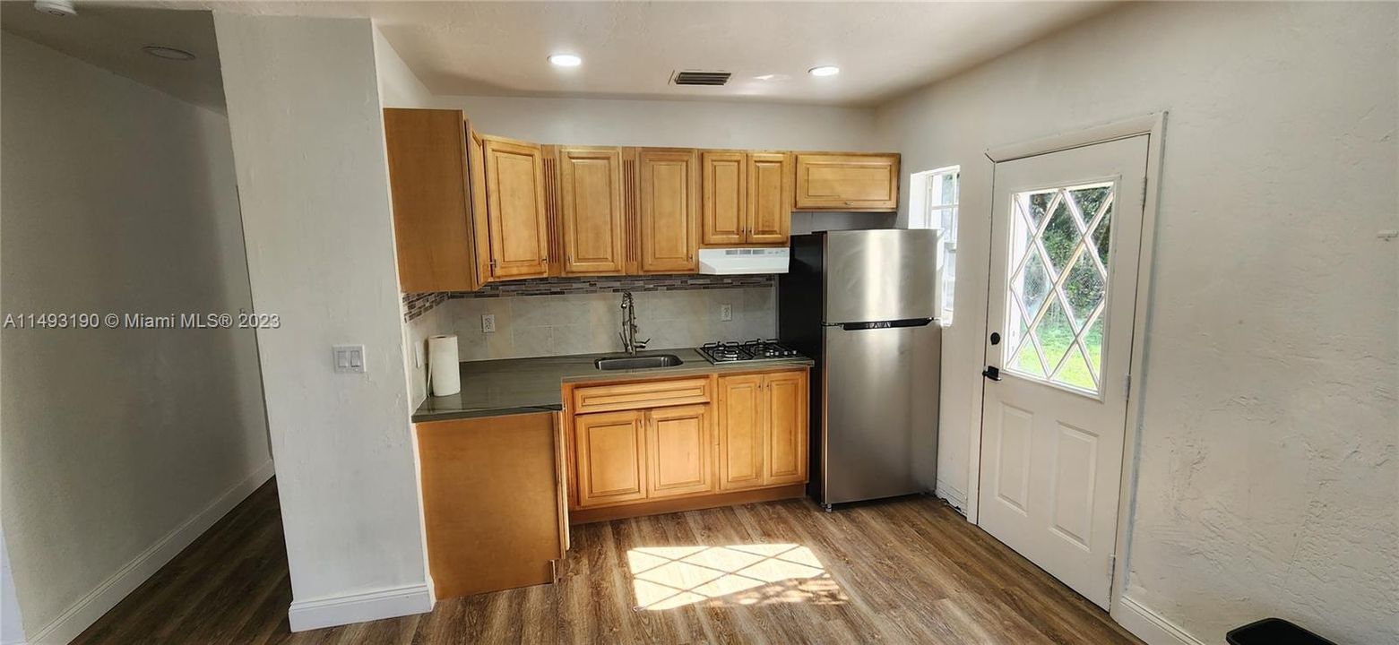 Recently Sold: $420,000 (3 beds, 1 baths, 936 Square Feet)