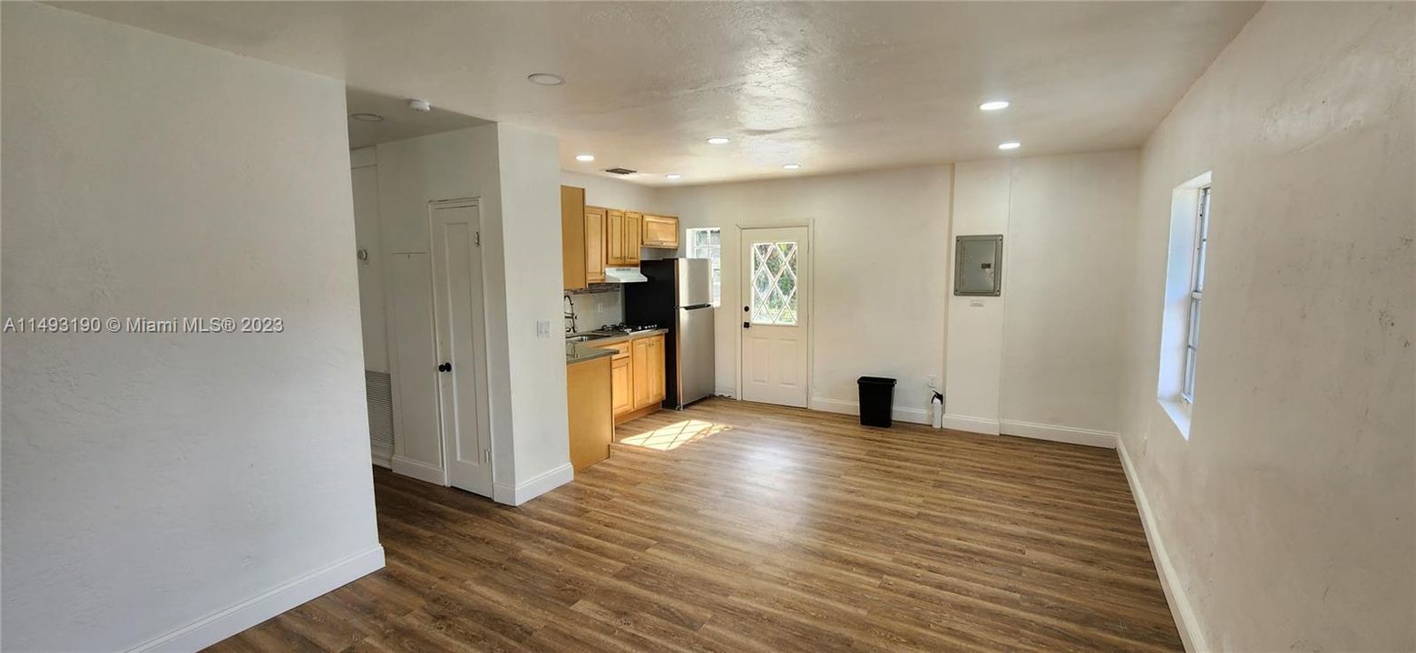 Recently Sold: $420,000 (3 beds, 1 baths, 936 Square Feet)