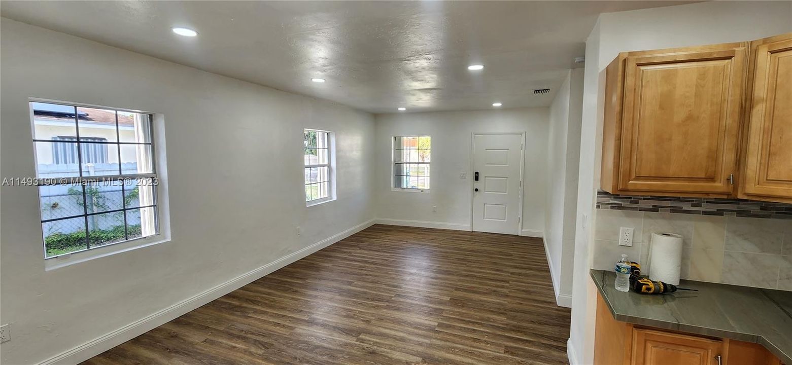 Recently Sold: $420,000 (3 beds, 1 baths, 936 Square Feet)