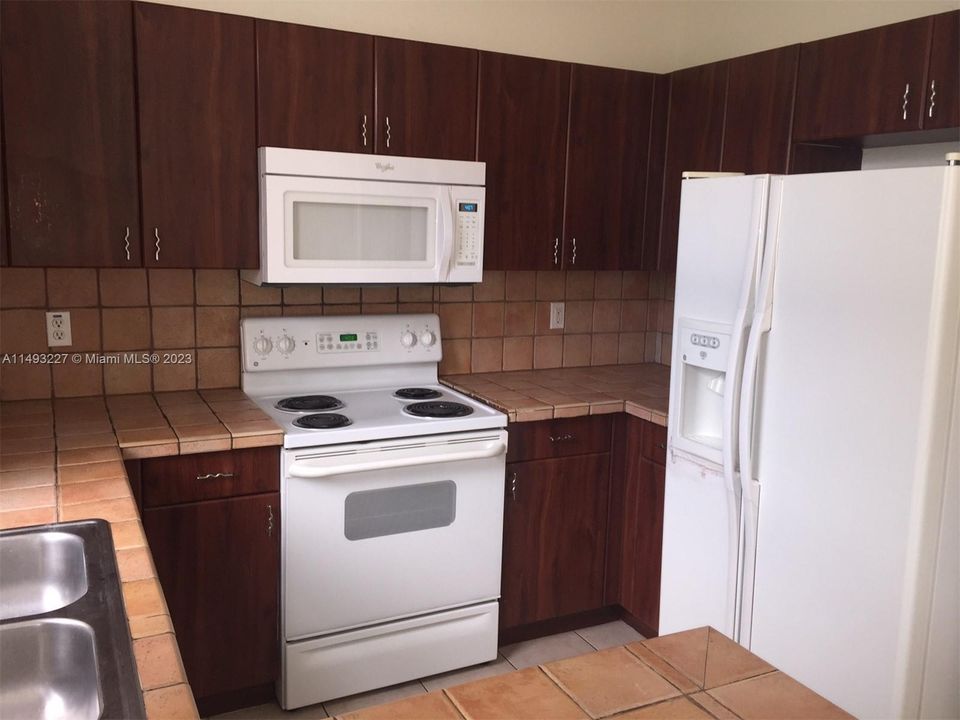 Recently Rented: $3,000 (3 beds, 2 baths, 1452 Square Feet)