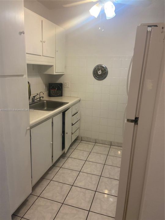 For Sale: $123,000 (1 beds, 1 baths, 604 Square Feet)