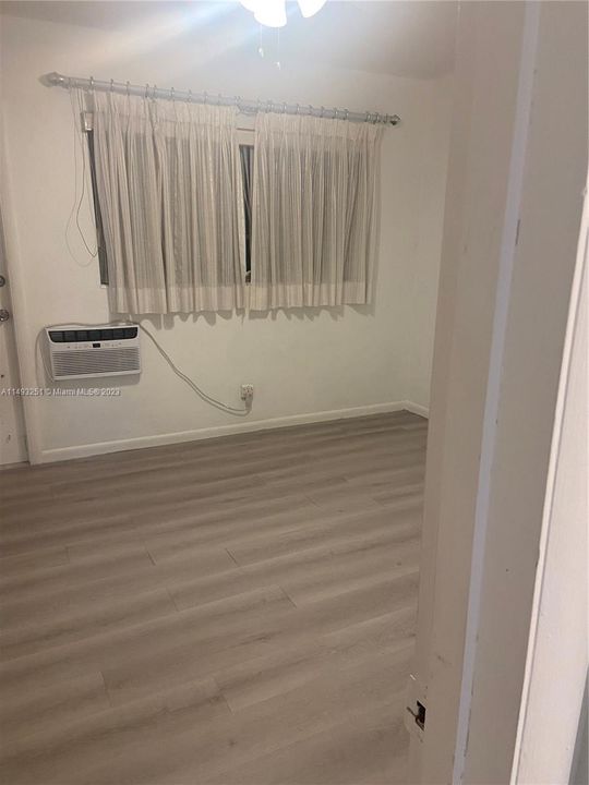 For Sale: $130,000 (1 beds, 1 baths, 604 Square Feet)