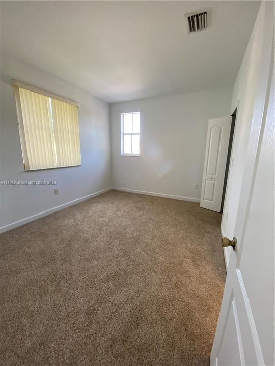 Recently Sold: $230,000 (3 beds, 2 baths, 1076 Square Feet)