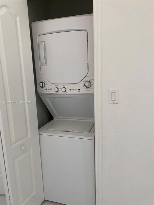 Recently Sold: $230,000 (3 beds, 2 baths, 1076 Square Feet)