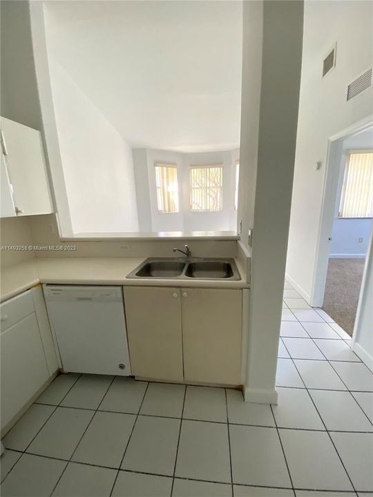 Recently Sold: $230,000 (3 beds, 2 baths, 1076 Square Feet)