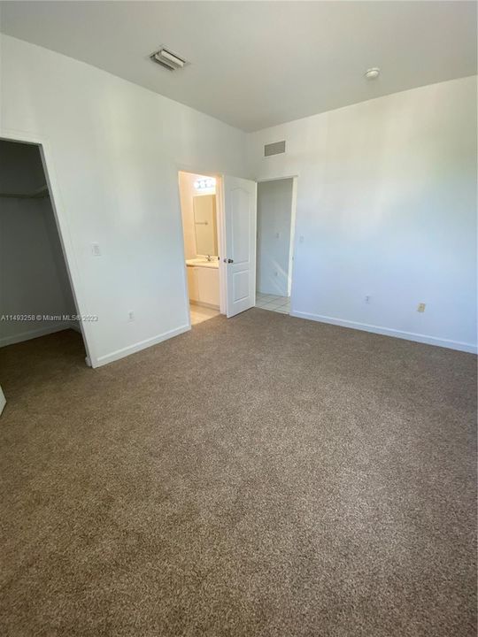 Recently Sold: $230,000 (3 beds, 2 baths, 1076 Square Feet)