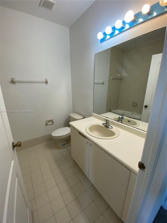 Recently Sold: $230,000 (3 beds, 2 baths, 1076 Square Feet)