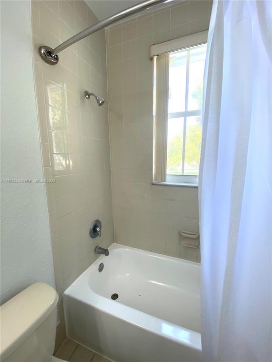 Recently Sold: $230,000 (3 beds, 2 baths, 1076 Square Feet)