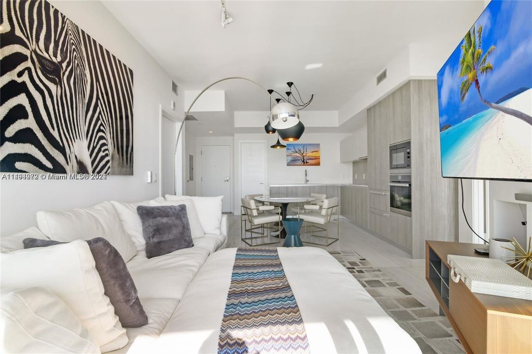 Recently Sold: $950,000 (2 beds, 3 baths, 1137 Square Feet)