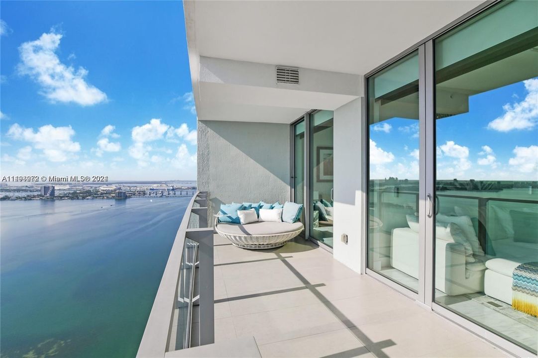 Recently Sold: $950,000 (2 beds, 3 baths, 1137 Square Feet)