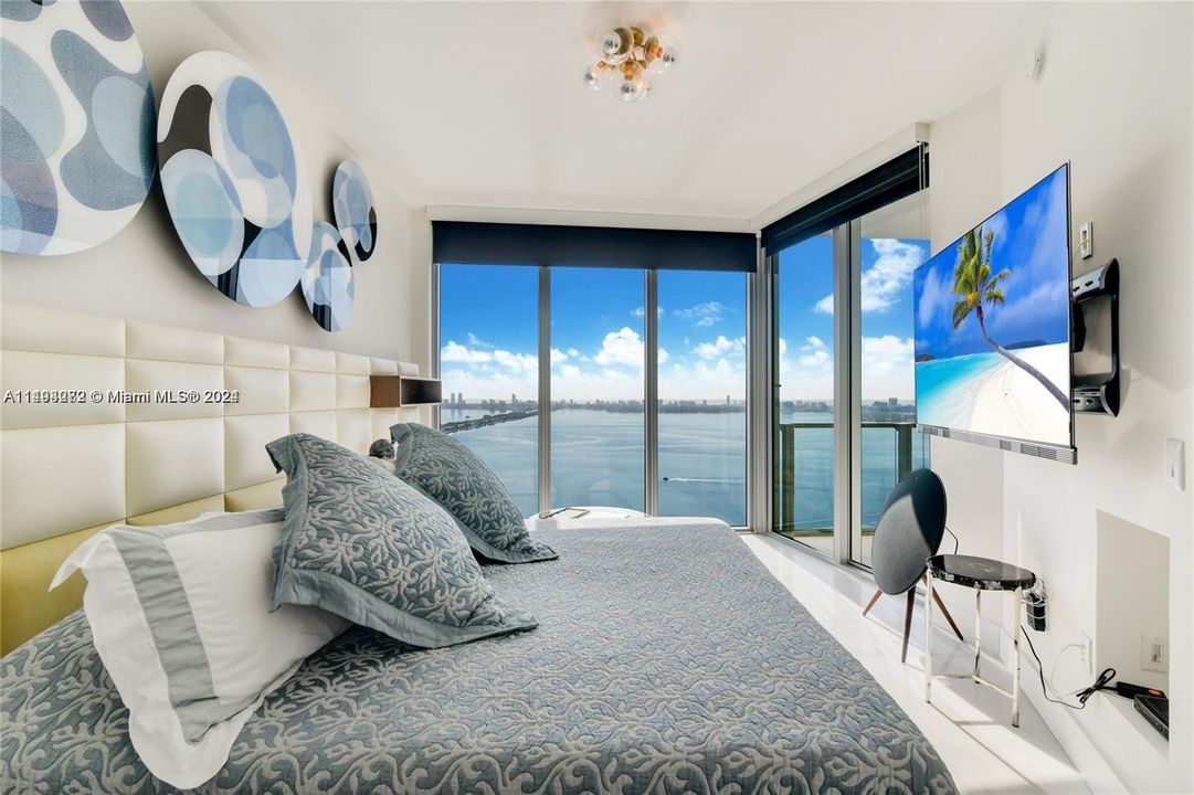 Recently Sold: $950,000 (2 beds, 3 baths, 1137 Square Feet)