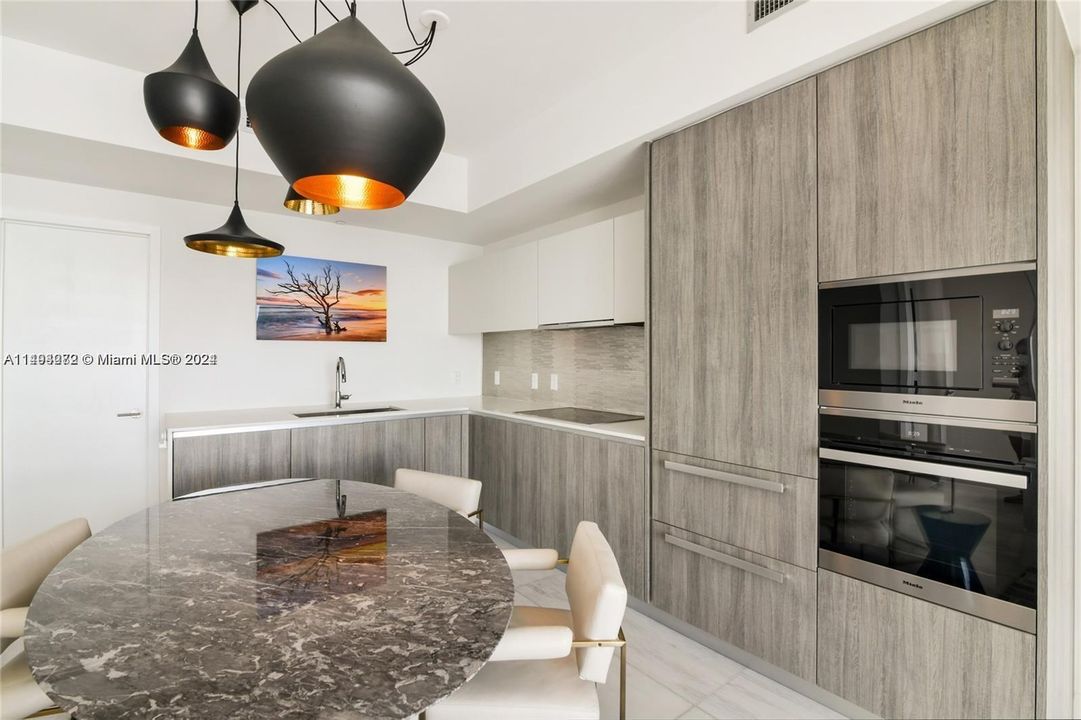 Recently Sold: $950,000 (2 beds, 3 baths, 1137 Square Feet)