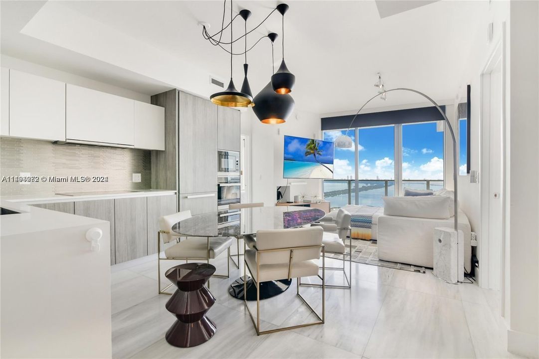 Recently Sold: $950,000 (2 beds, 3 baths, 1137 Square Feet)
