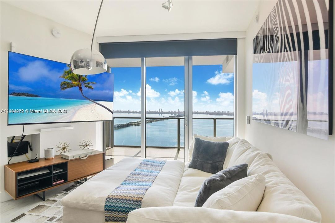 Recently Sold: $950,000 (2 beds, 3 baths, 1137 Square Feet)