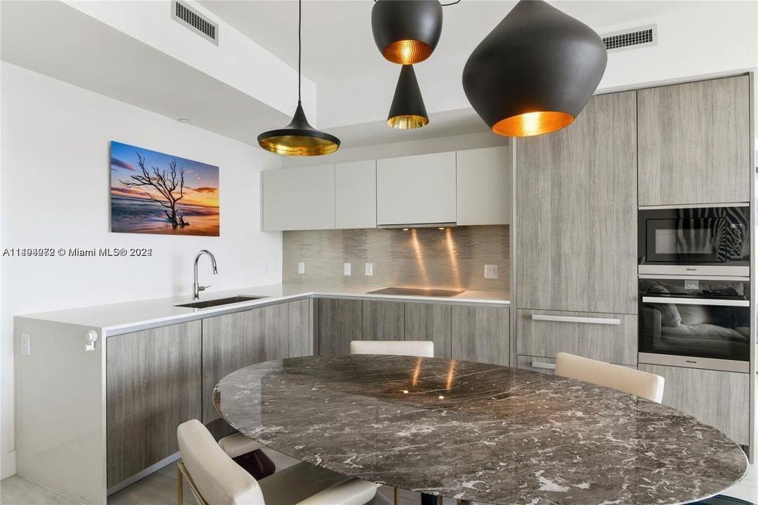 Recently Sold: $950,000 (2 beds, 3 baths, 1137 Square Feet)