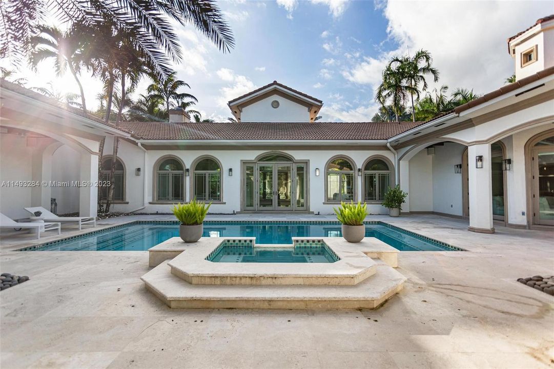 Recently Sold: $4,890,000 (7 beds, 6 baths, 5397 Square Feet)