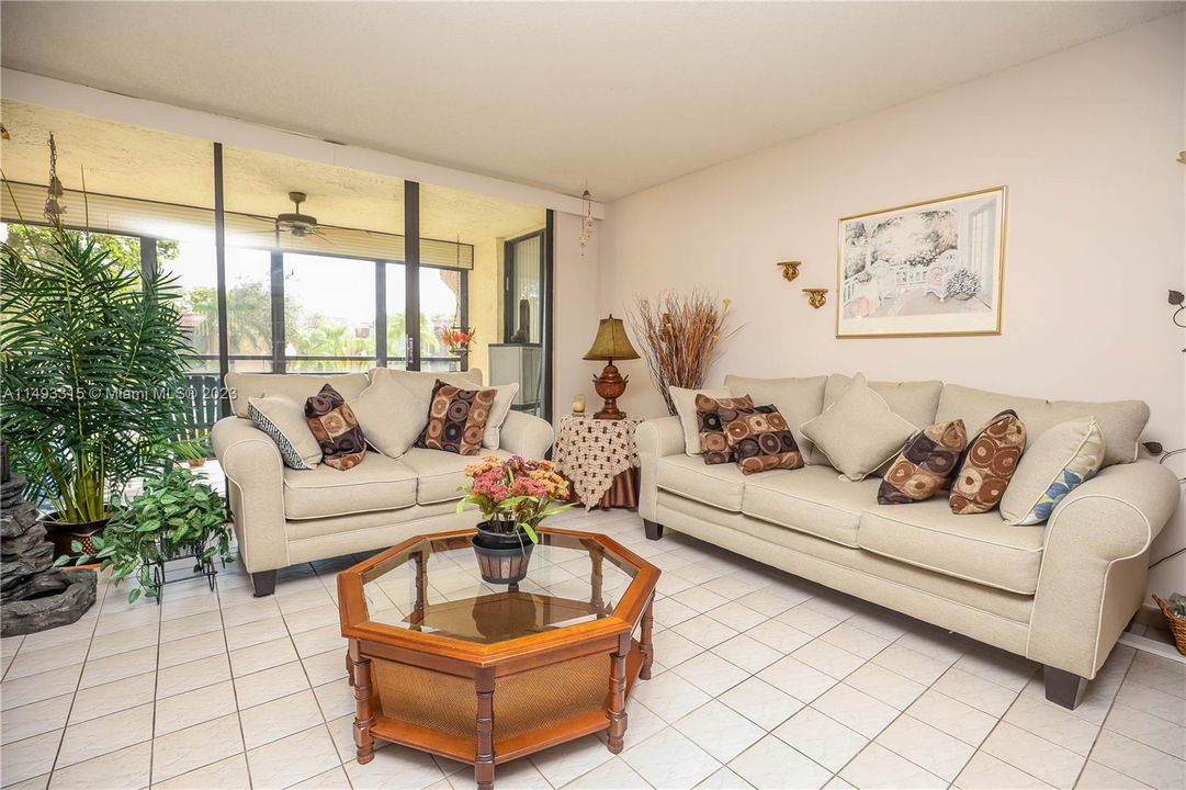 Недавно продано: $279,999 (2 спален, 2 ванн, 1283 Квадратных фут)