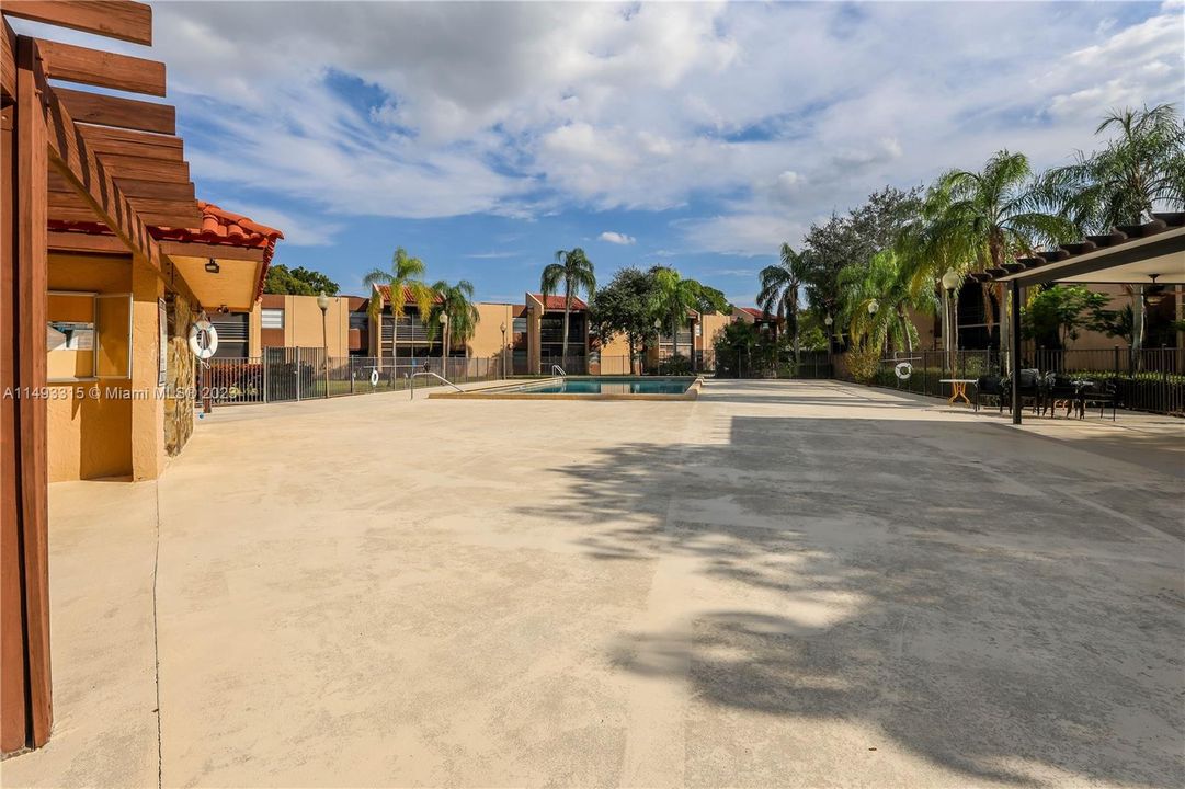 Недавно продано: $279,999 (2 спален, 2 ванн, 1283 Квадратных фут)