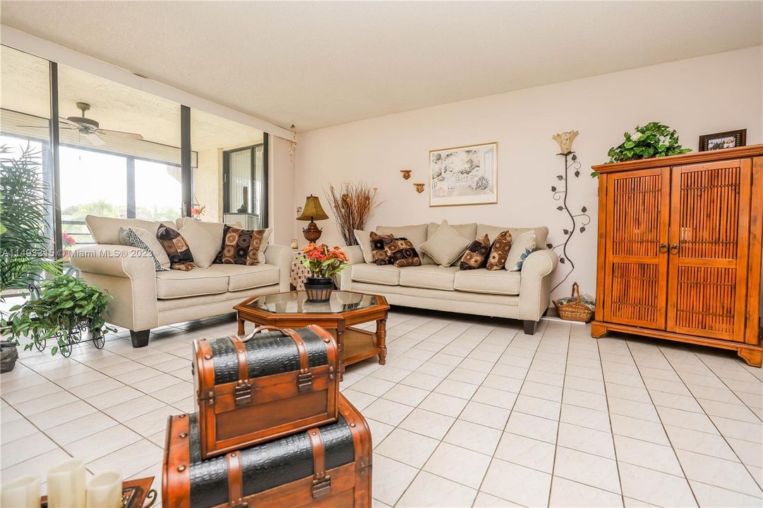 Недавно продано: $279,999 (2 спален, 2 ванн, 1283 Квадратных фут)