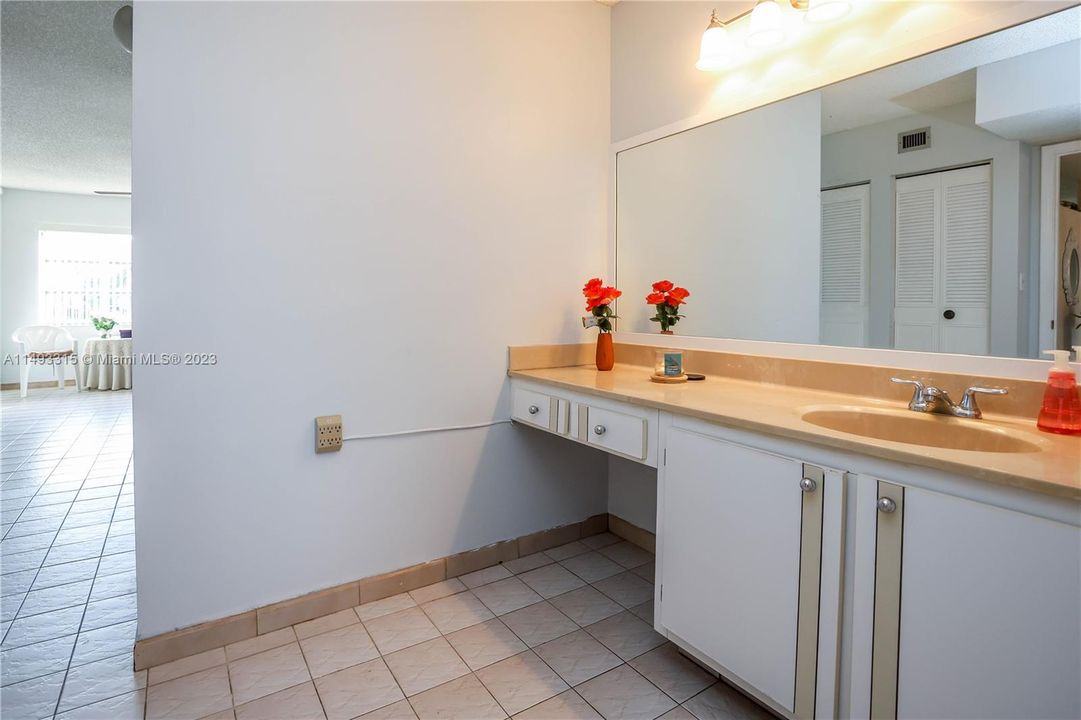 Недавно продано: $279,999 (2 спален, 2 ванн, 1283 Квадратных фут)