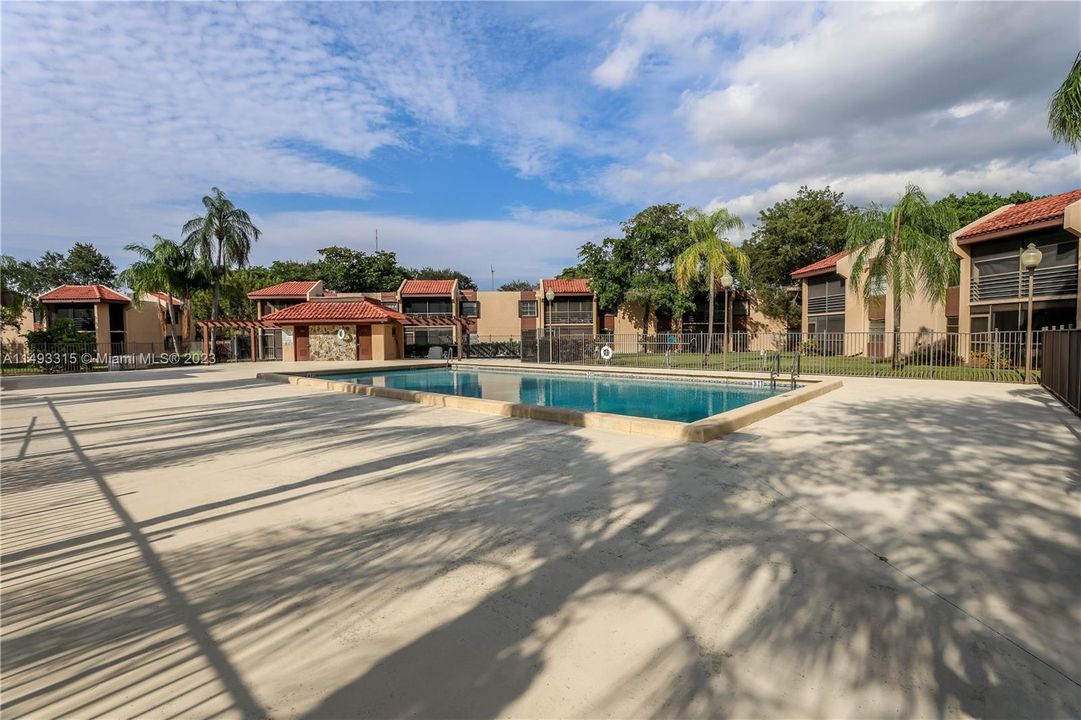 Недавно продано: $279,999 (2 спален, 2 ванн, 1283 Квадратных фут)