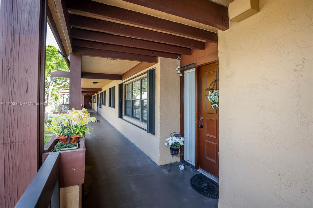 Недавно продано: $279,999 (2 спален, 2 ванн, 1283 Квадратных фут)