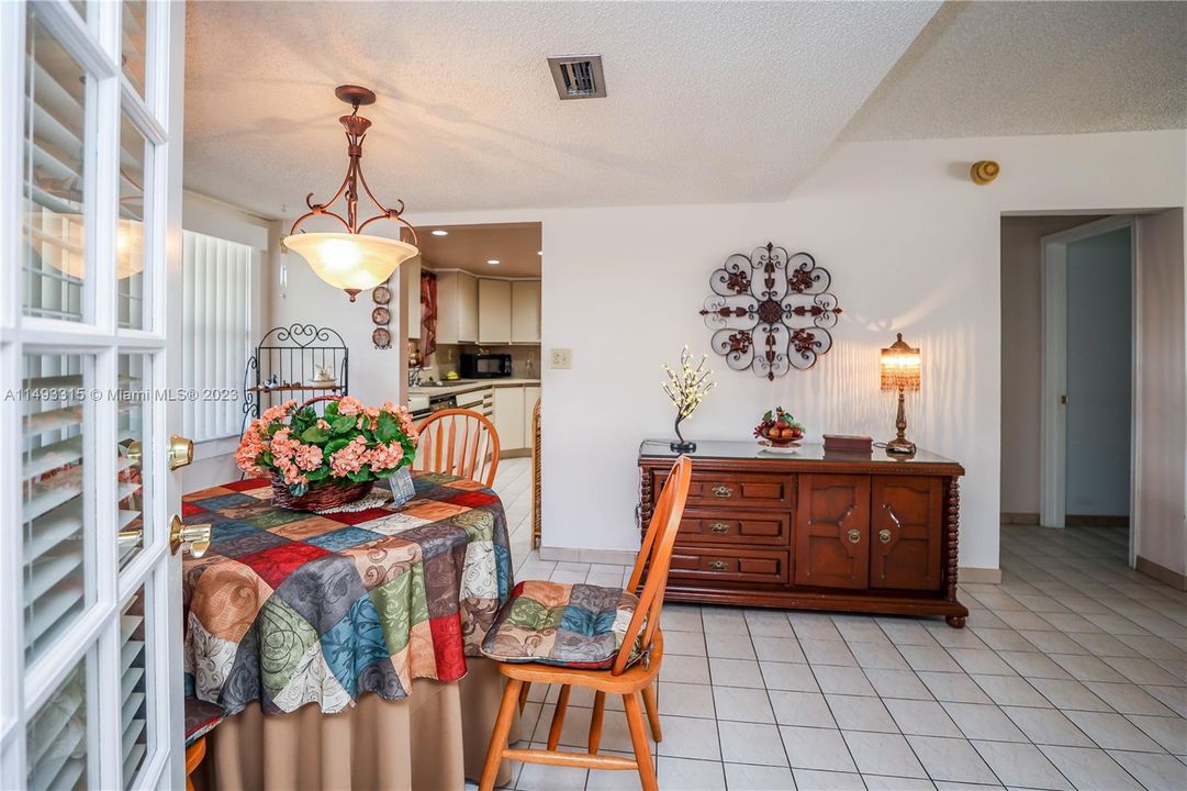 Недавно продано: $279,999 (2 спален, 2 ванн, 1283 Квадратных фут)